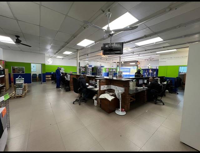 1,300M² WAREHOUSE TO LET IN FERNDALE